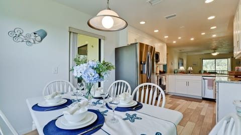 Dining room seating for 6!