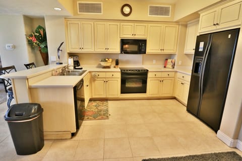 Fully stocked kitchen!