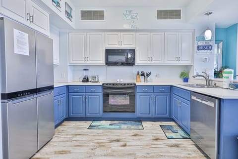 Fully stocked kitchen!