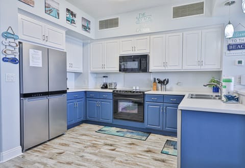 Fully stocked kitchen!