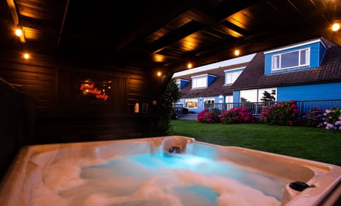 The outdoor hot tub and bar ! Great after a surf !