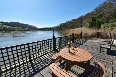Outdoor seating overlooking the river Conwy - Facing upstream