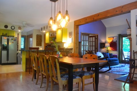  Open floor plan leading to kitchen & living area. Great natural light and flow.