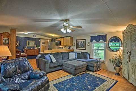 Living Room | Smart TV w/ Cable & Streaming (HBO, Cinemax, Showtime, Netflix)