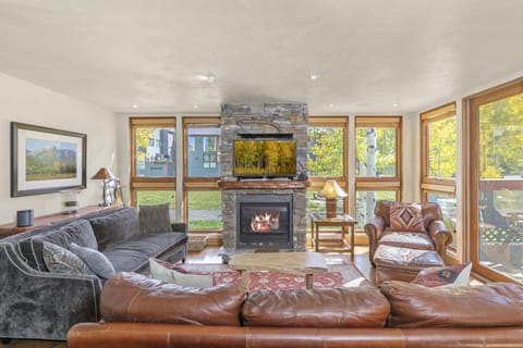 Open living room , plenty of seating !!
gas fire place. All windows have blinds.