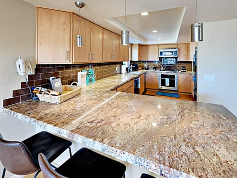 Full Kitchen with Peninsula. Granite Countertops.