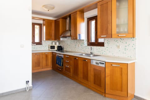 Fully equipped kitchen,ground floor