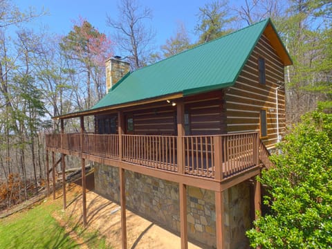 Beautiful Smoky Mountain Cabin - Private, view log cabin 3 miles from Downtown Gatlinburg. Fantastic spot for Smoky Mountain vacation!