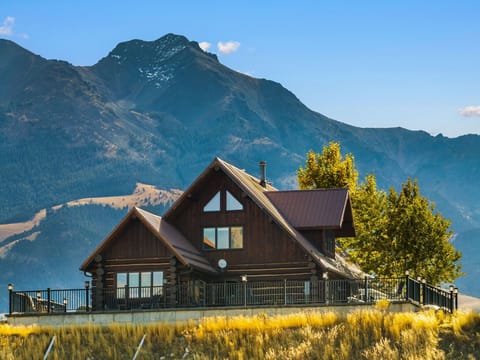 Perched a top the Yellowstone River with Emigrant Peak towering behind, the UC River Ranch home is more than you dream of when picturing your Montana Adventure