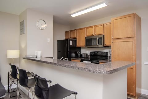 Kitchen w/ Breakfast Bar