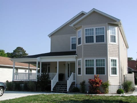 Front view -  Driveway parking for 6 cars and outdoor shower on the right side