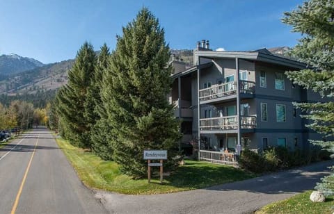 Rendezvous Condos & Exterior