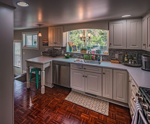 Large Kitchen, Breakfast bar, Stainless Steel Appliances