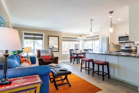 Bright & cheerful great room