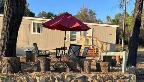 Outdoor patio with gas BBQ Great for viewing birds and wildlife. Extremely quiet