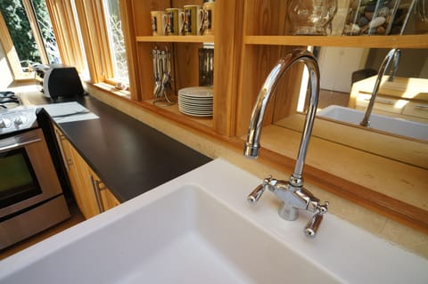 Big farm-style sink; mirrors provide privacy
