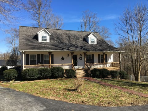 Dale Hollow Lake, Private Swimming Pool and Beautiful 4 BR 3 1/2 Baths 