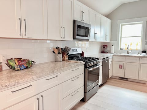 nice spacious kitchen.