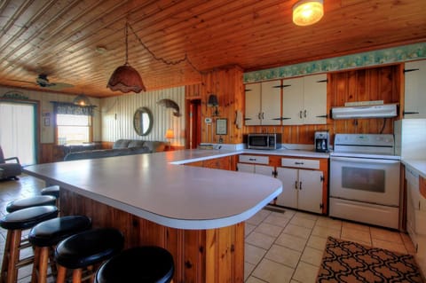 Kitchen and Breakfast Bar