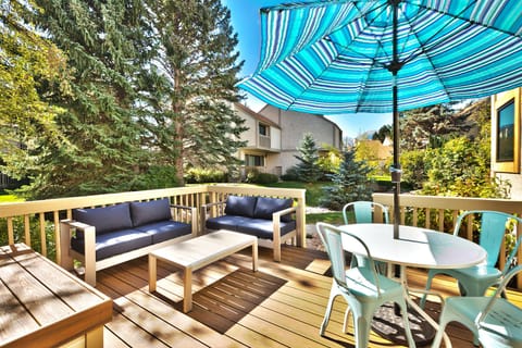 Enjoy the green space! Lovely new deck .
