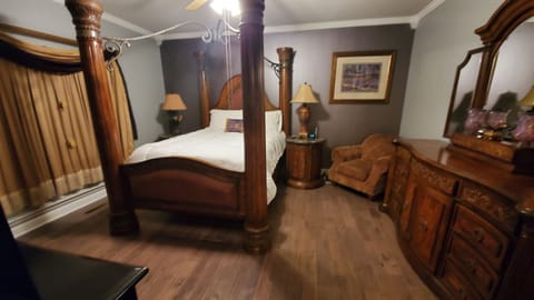 Master Bedroom  All linen washed n bleached after each guest including comforter