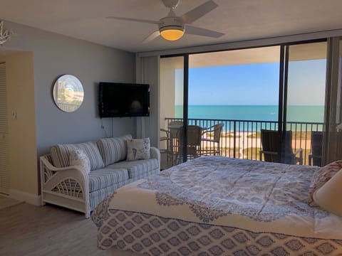 Beachfront master suite with a king sized bed, TV, direct balcon - Beachfront master suite with a king sized bed, TV, direct balcony access, private bathroom and walk in closet.