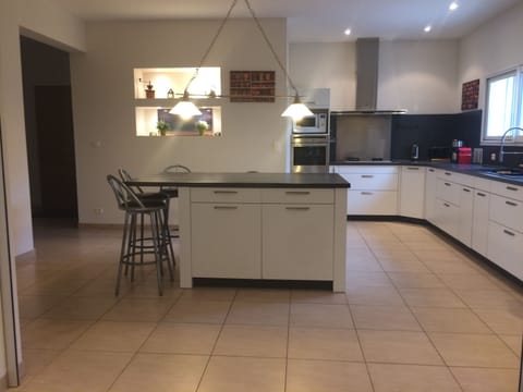 Cuisine bien équipée
Well equipped kitchen