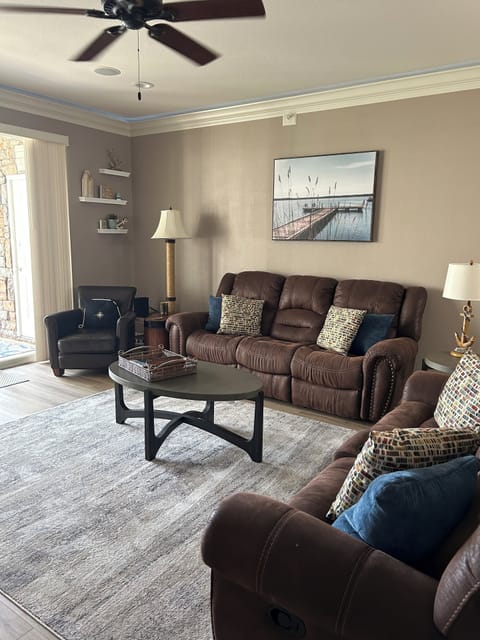 Family room w/flexsteel sofa/loveseat