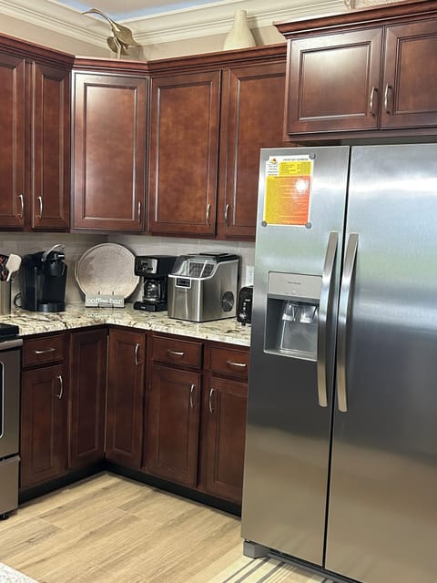 Has a Mr Coffee & Keurig