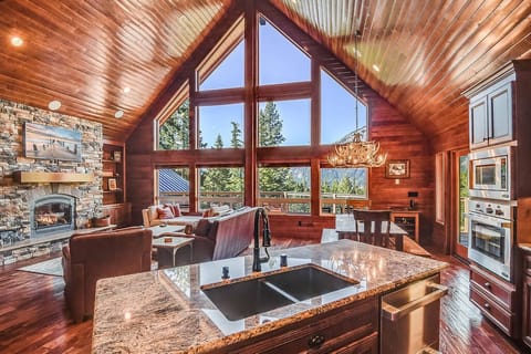 Crestview - Vacation Rental 365 - Vaulted cedar interior with granite kitchen, stone gas fireplace, and floor-to-ceiling views.