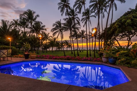 Aloha nightly sunsets, tiki torches
and AWESOME oceanfront views, breathtaking.