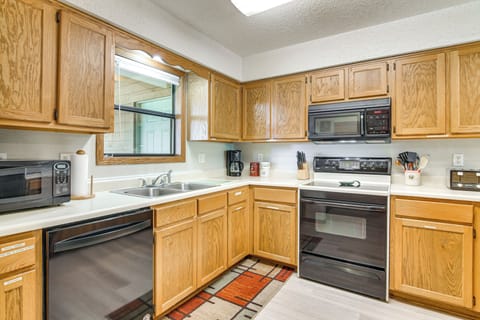 Fully Equipped Kitchen | Cooking Basics | Coffee Maker | Toaster | Crockpot