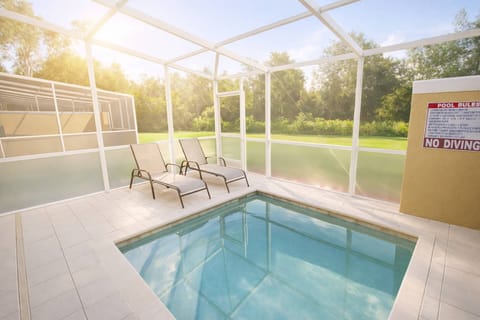 Fully enclosed lanai with no rear neighbors and lounge seating