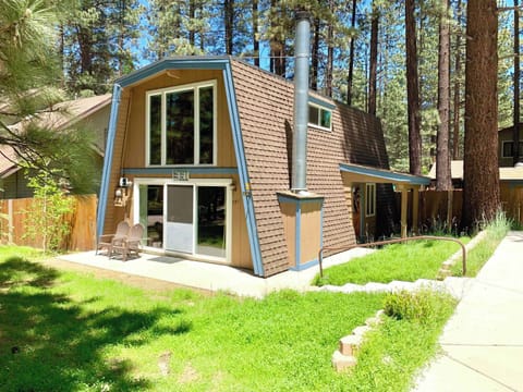 Walk to Snow Summit. Beautiful neighborhood. Close to Lake and Village.