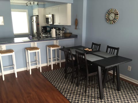 Seating for 7 between table and counter