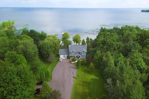 Welcome to our Lakeside Retreat on beautiful Cove Bay!