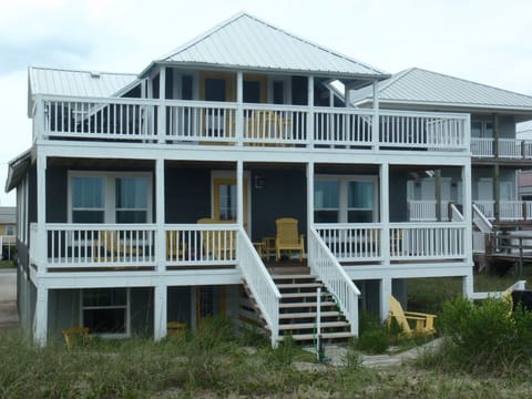 Lower right accommodation, view of covered patio