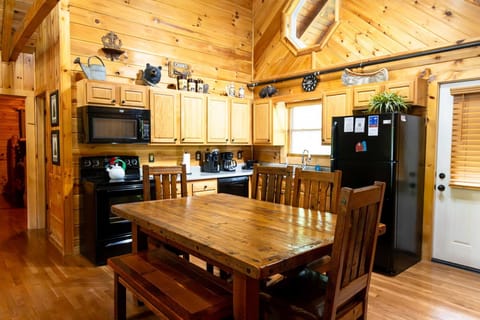 Fully stocked kitchen!