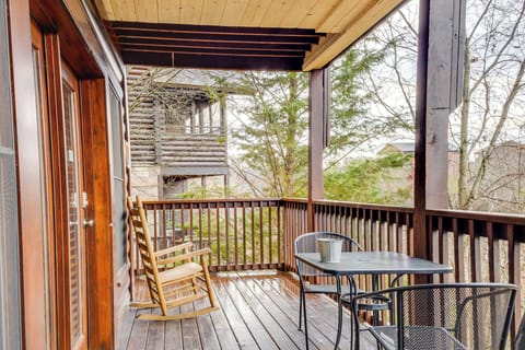 Pigeon Forge Vacation Rental | Studio | 1BA | 850 Sq Ft | Stairs Required