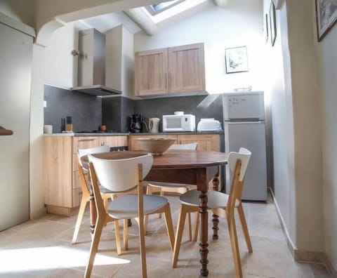Open plan kitchen and dinning area