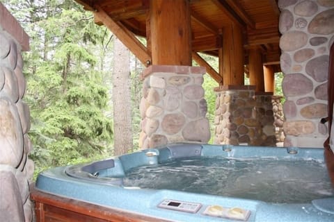 Private Outdoor Hot Tub with an Amazing View!