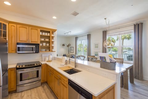 Full kitchen with all the essentials to make full meals or heat leftovers..