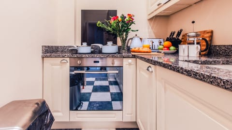 Kitchen - electric oven, cooker, toaster and kitchen basics