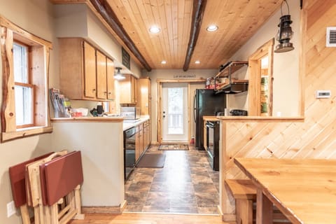 Eagles Nest Retreat! Private Decks In Town (110)