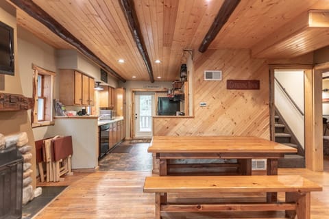 Eagles Nest Retreat! Private Decks In Town (112)