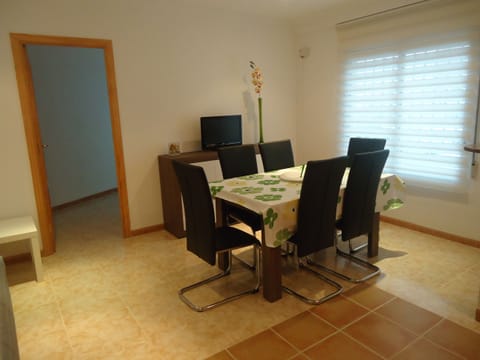 Dining room, TV with DVD player (bring your own disks)
