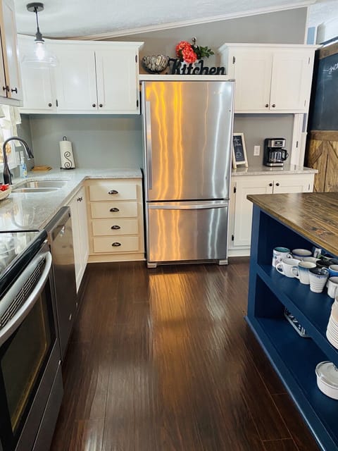 Fully Stocked Kitchen, Stainless Appliances, Dishwasher/Oven