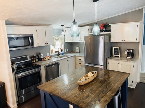 Full Kitchen with stainless applicances