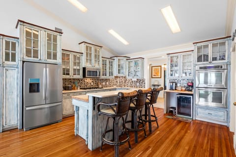 Spacious kitchen with new appliances + drink fridge