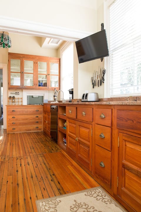 2 Sinks, 2 Dishwashers, and a Bosch six burner induction stove 